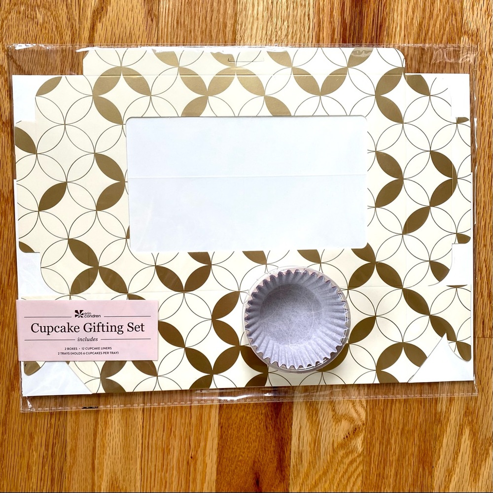 Cupcake Gift Set - gift box, liners and tray!